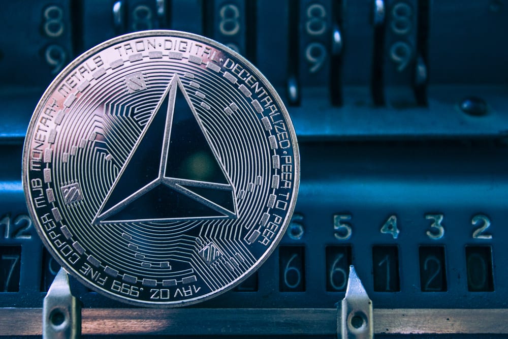 Tron’s Justin Sun Offers A Helping Hand To Ethereum And EOS Developers; TRX Vs. EOS & ETH